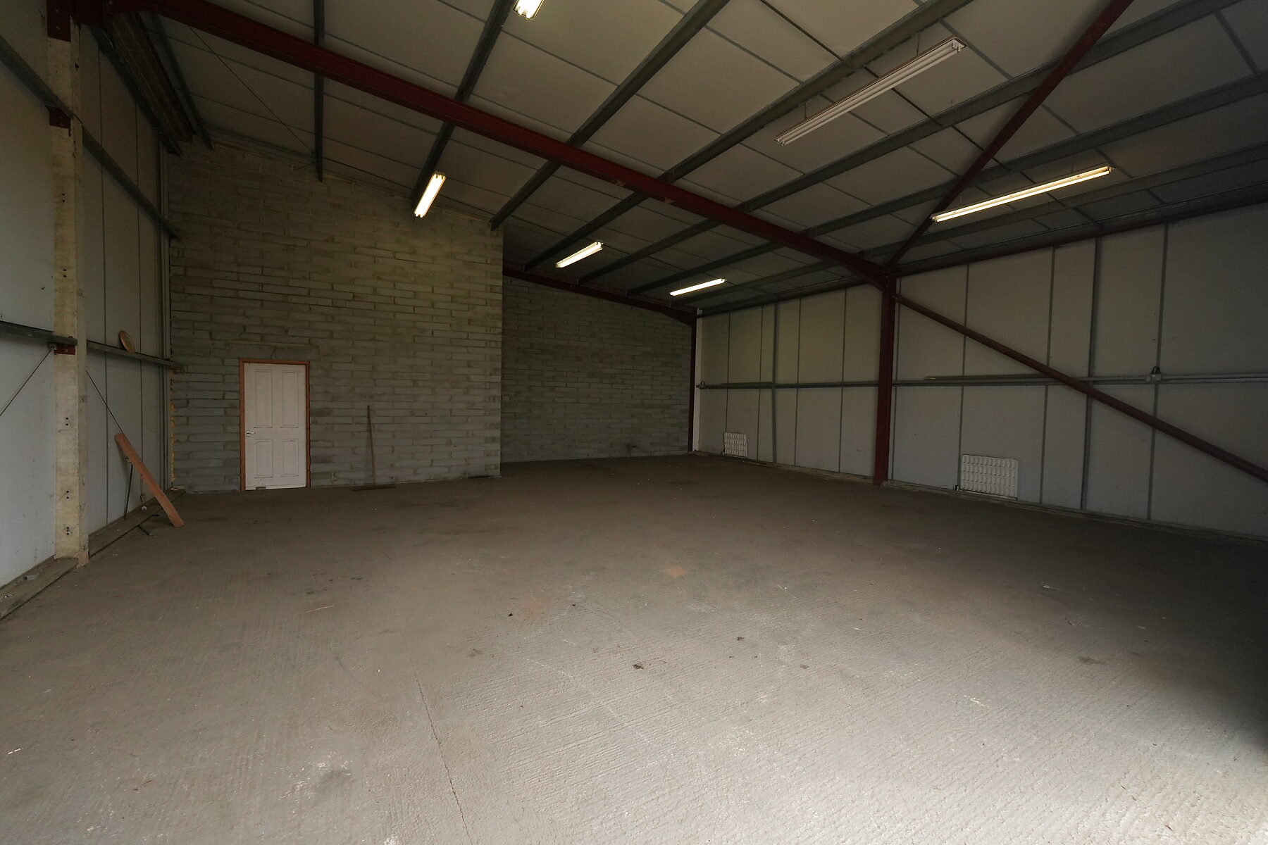 Inside an empty clear-span unit